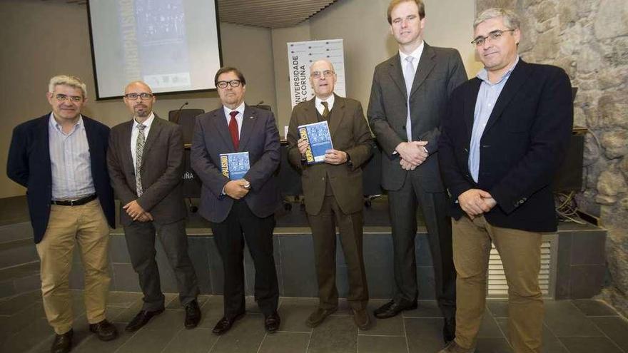 Presentación del libro sobre municipalismo en el Rectorado, con Aymerich a la derecha.