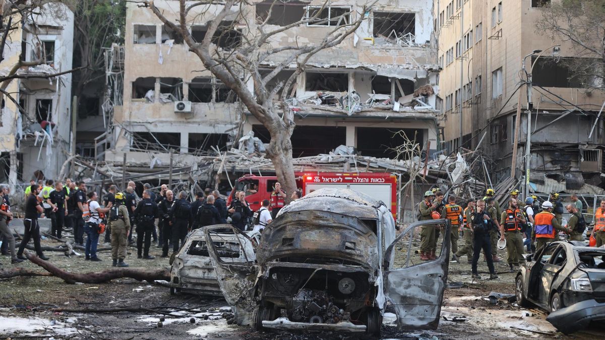 Un edificio dañado por el impacto de un misil iraní en Tel Aviv, este martes.