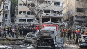 Un edificio dañado por el impacto de un misil iraní en Tel Aviv, este martes.