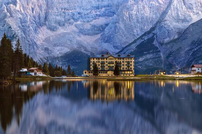 El Grand Hotel Misurina se refleja en las aguas del lago.