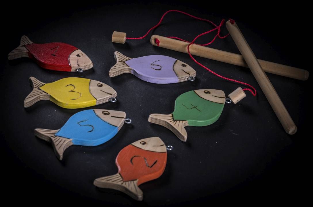 Este artesano elabora juegos para niños y adultos en los que se usan las manos para estimular el cerebro y que desarrollan la destreza, la lógica y el ingenio.