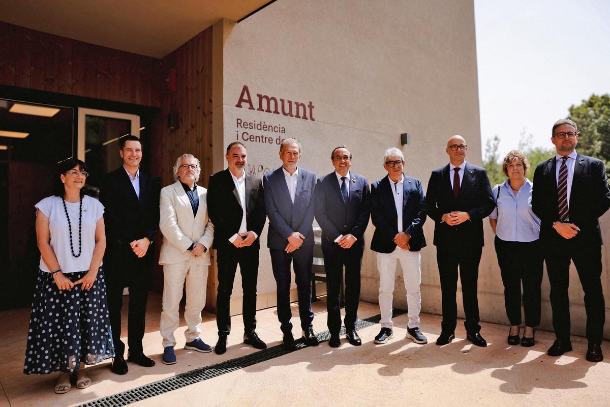 Participants en la inauguració, entre les autoritats i membres de les entitats impulsores, davant del nou equipament