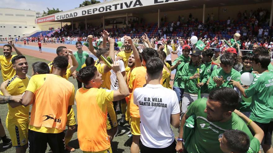 Los jugadores del Villa de Santa Brígida celebran su pase a la final, ayer en la Ciudad Deportiva de Arrecife. | | LA VOZ DE LANZAROTE