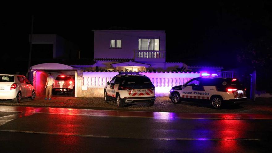 Moment de la detenció del presumpte autor de la mort d'una dona a Empuriabrava