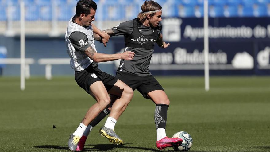 Luis Hernández y Aarón Ñíguez, reciente fichaje blanquiazul, durante un entrenamiento de esta semana.