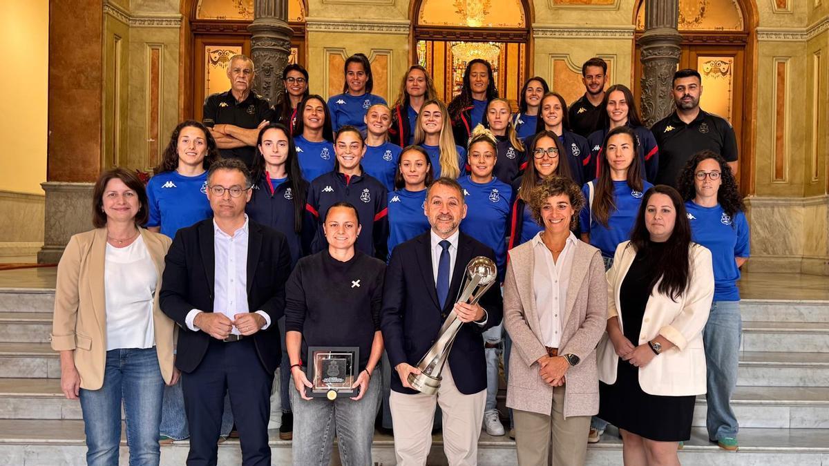 Santa Cruz homenajea en el Salón de Plenos al Real Unión por su ascenso.