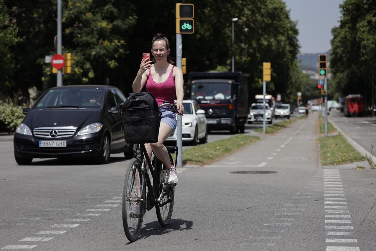 Una ciclista graba con el móvil su pedaleo por las calles de Barcelona