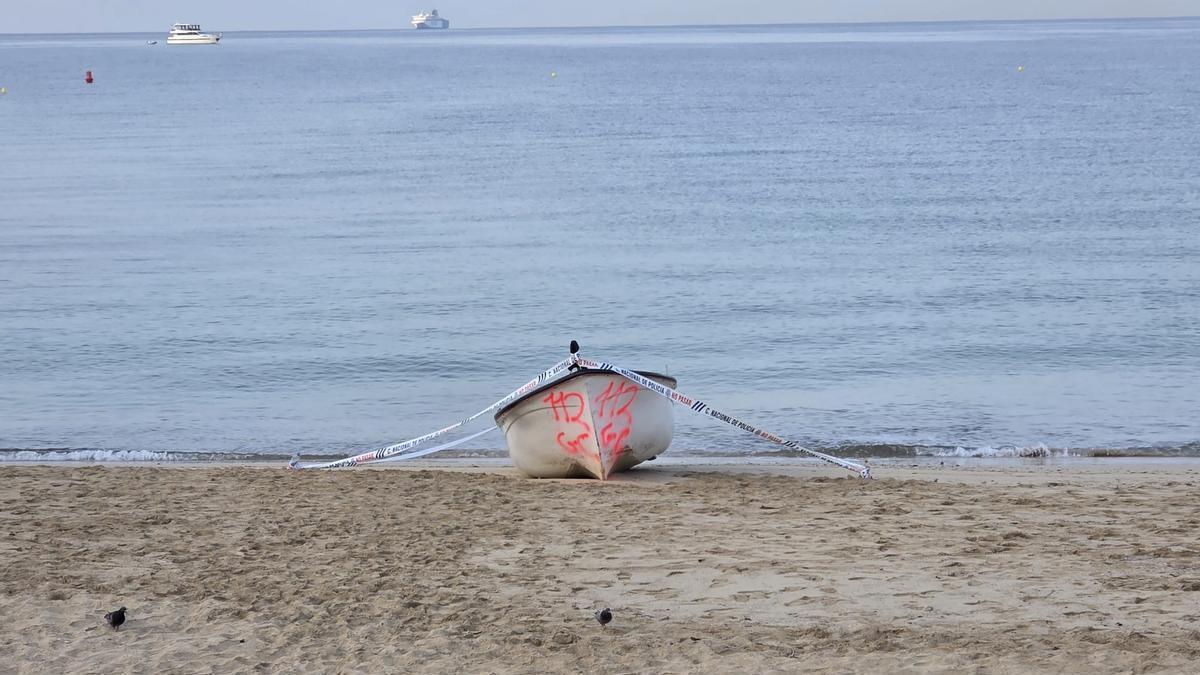 La patera localizada en la playa de Can Pere Antoni esta madrugada.