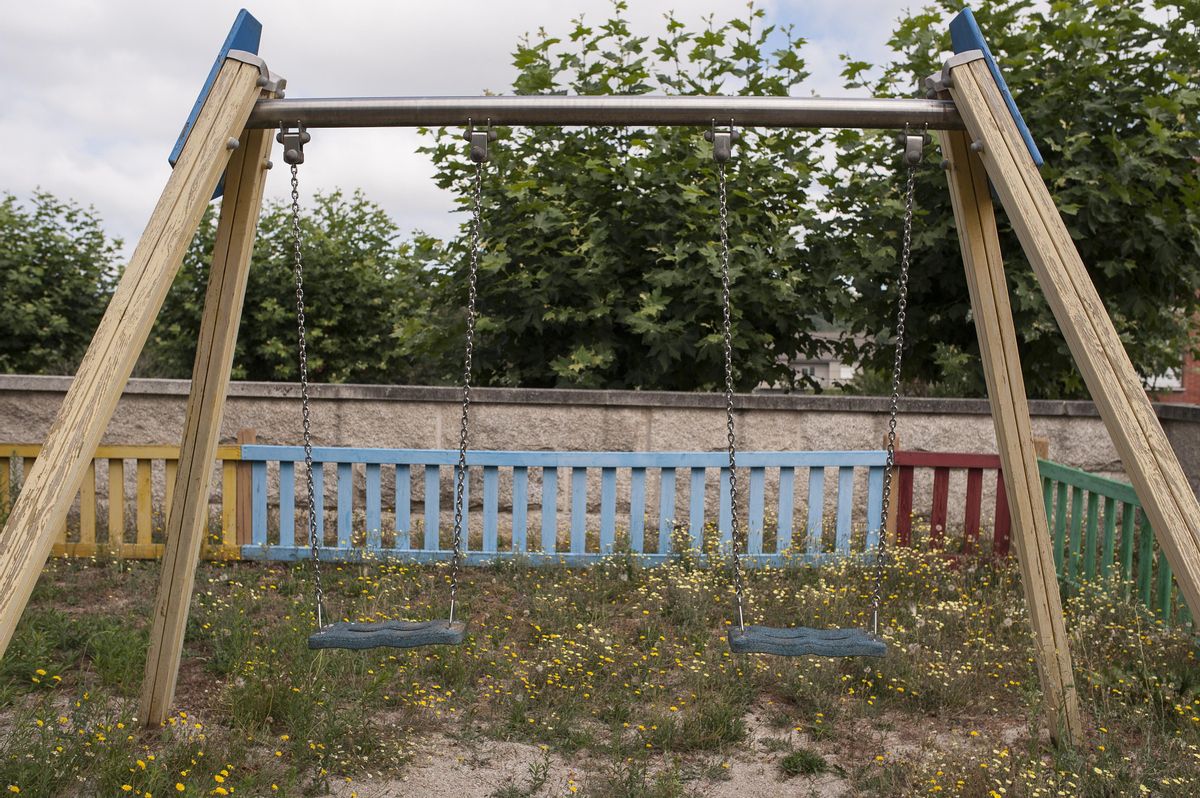 Un parque infantil vacío.
