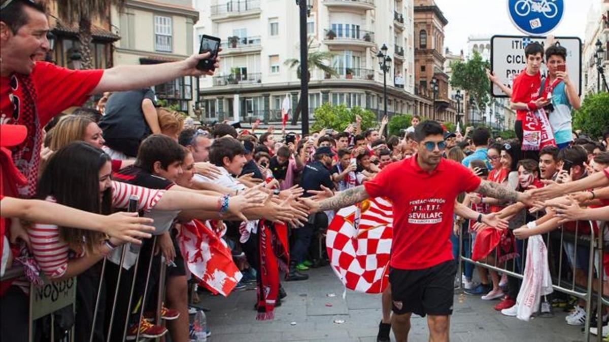 Banega se despidió del Sevilla en la fiesta por la Europa League