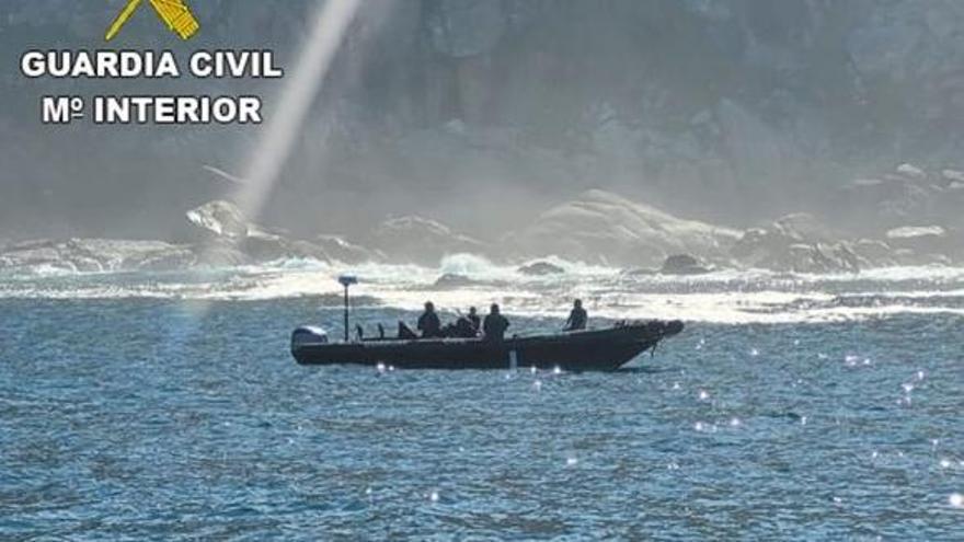 La Guardia Civil prosigue las labores de búsqueda del pescador en la Costa da Vela.