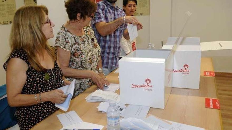 Una mesa electoral de las primarias del PSOE en 2014. // Noé Parga
