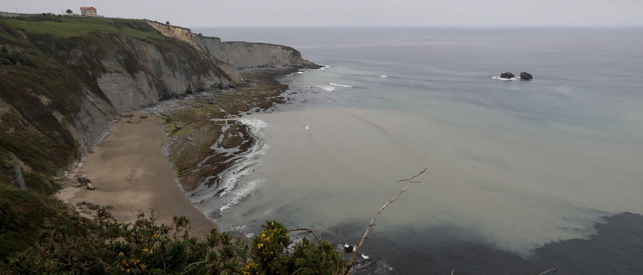 Así es la mancha en el mar junto a la playa de Serín