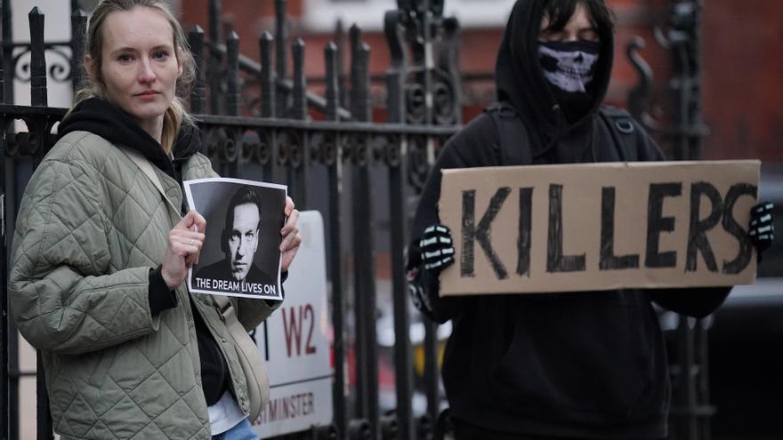 Manifestación frente a la embajada de Rusia en Washington por la muerte de Navalny