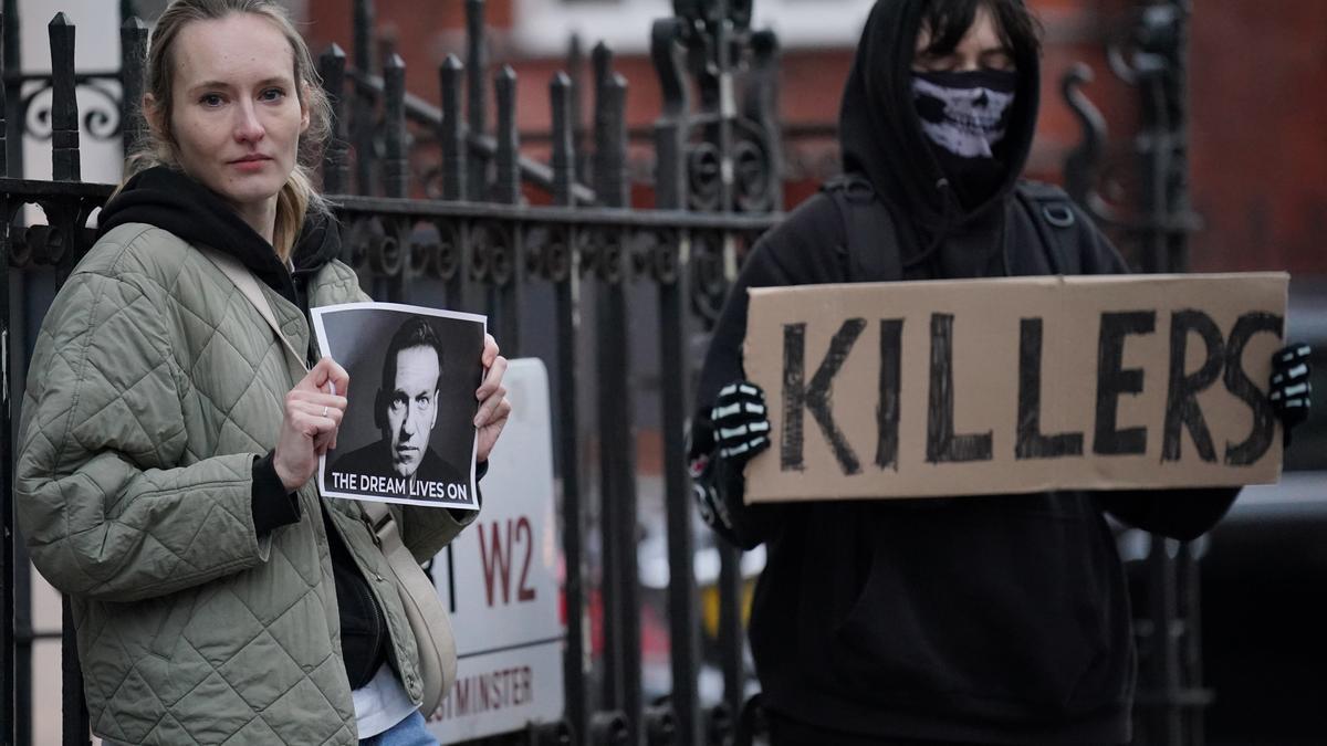 Manifestantes frente a la embajada de Rusia en Londres tras la muerte del opositor ruso Alexei Navalni