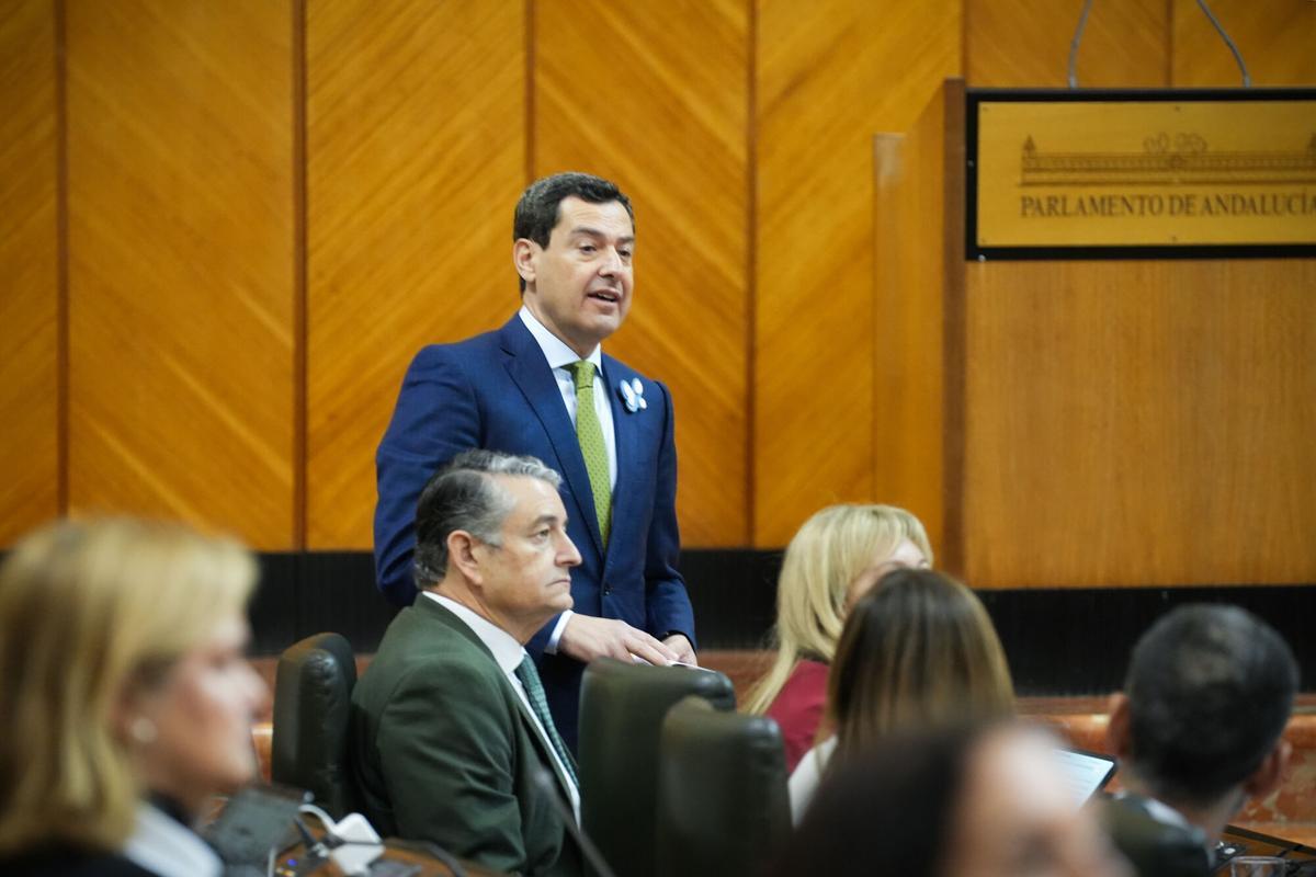 El presidente de la Junta de Andalucía, Juanma Moreno, responde a las preguntas de los grupos políticos en la sesión de control al Gobierno.