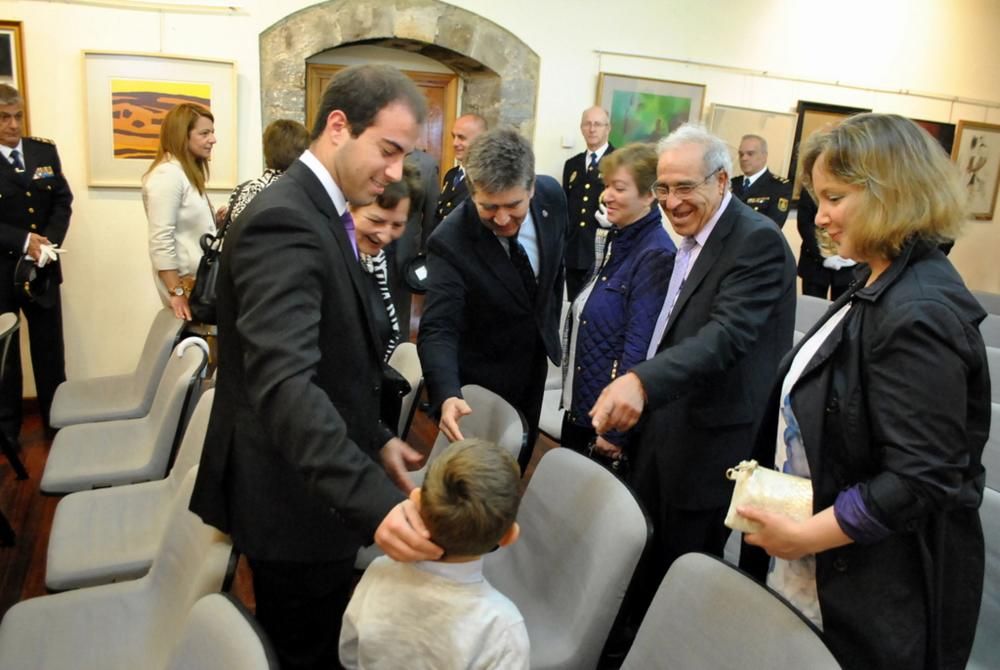 Ignacio Cosidó en la comisaría e Luarca para distinguir a dos agentes: Francisco García e Ignacio González- Cachón