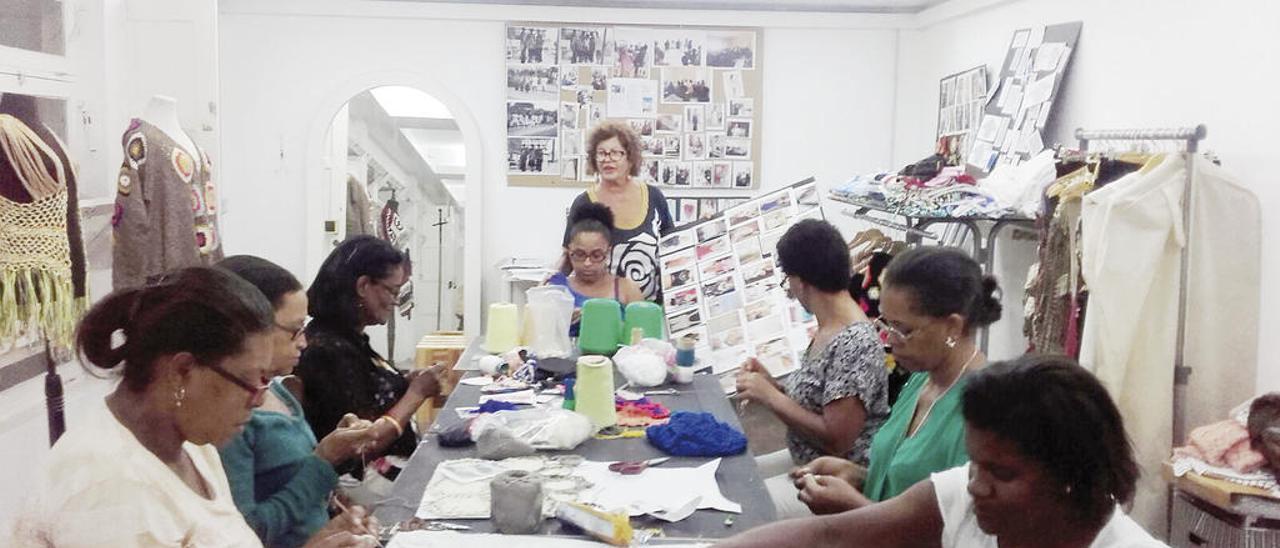 La viguesa María Moreira, en una clase del I Curso de Diseño y Moda en Cabo Verde. // FDV