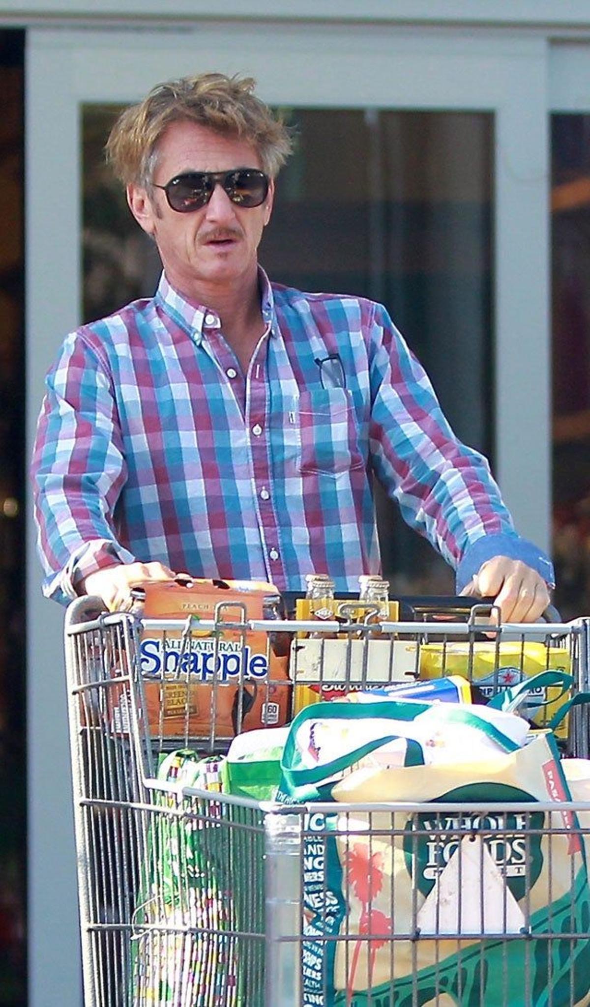 Sean Penn con el carro de la compra