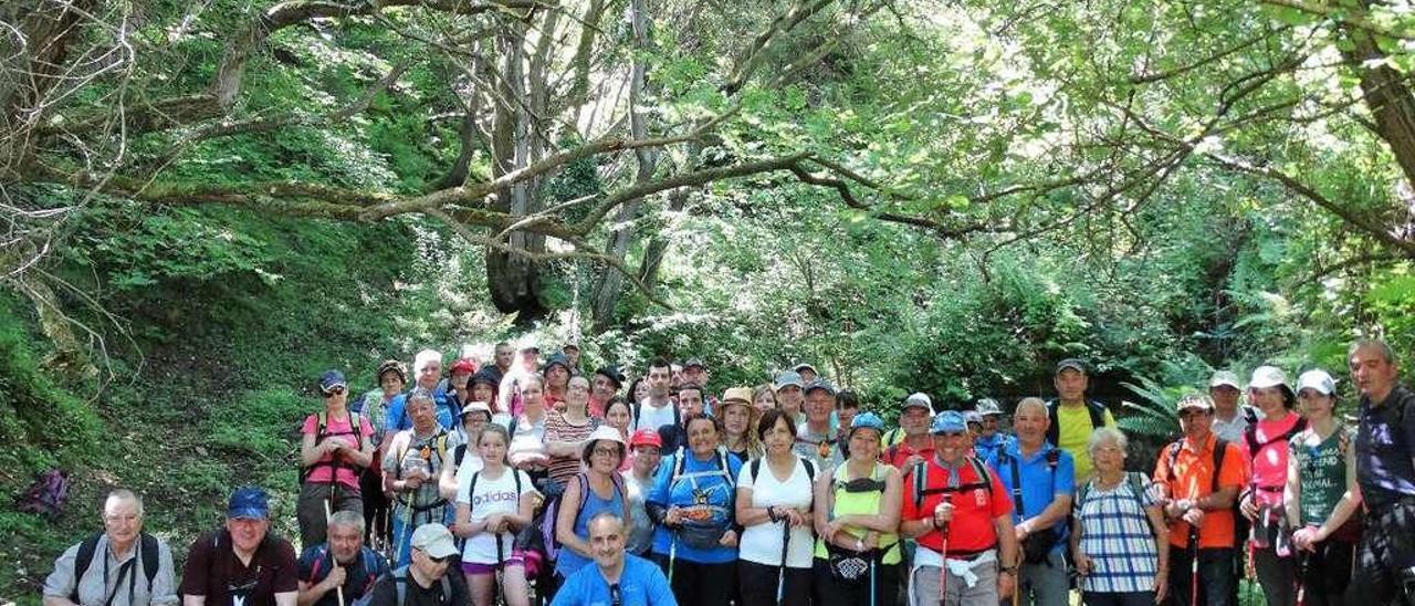 El grupo de excursionistas, ante la boca este del túnel de La Boqueriza.