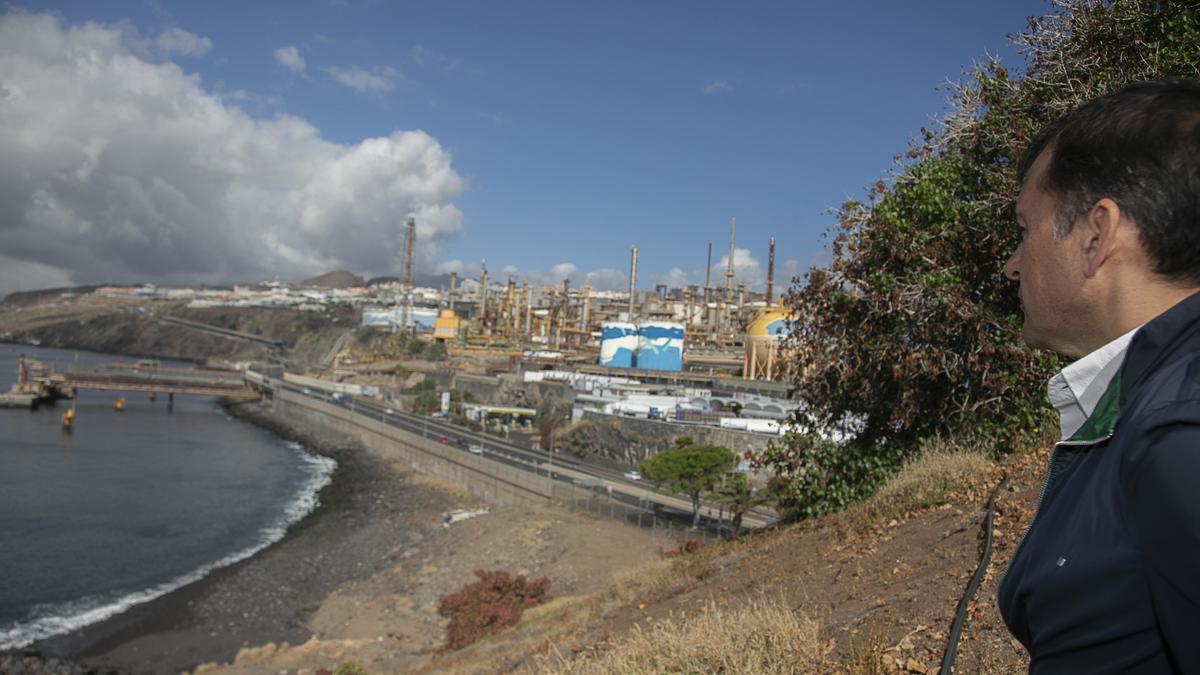 El alcalde de Santa Cruz observa los terrenos de la Refinería.