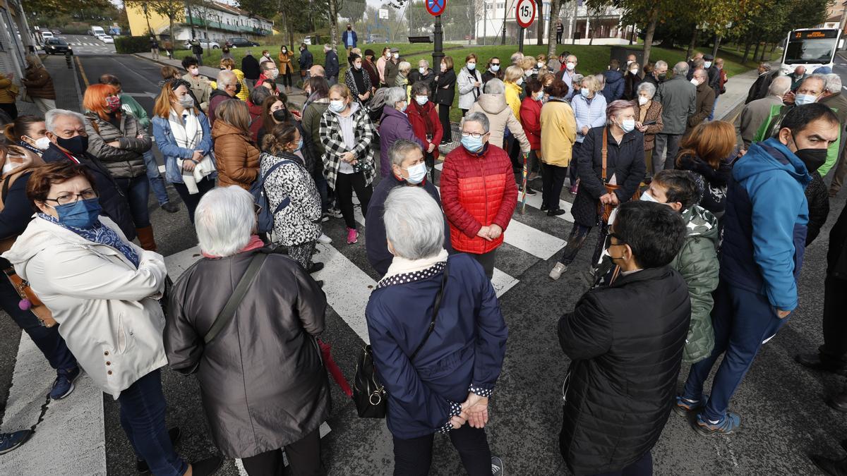 Los vecinos de San Claudio concentrados en el acceso al ambulatorio.