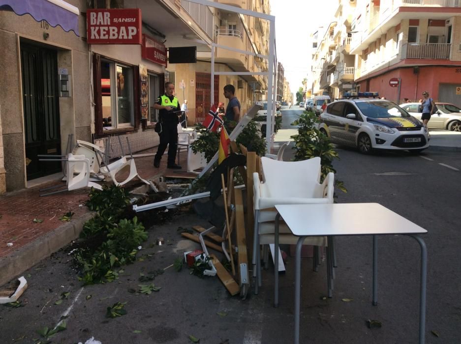 Un vehículo ha perdido el control y ha arrollado dos terrazas en la calle Vicente Blasco Ibánez de Torrevieja