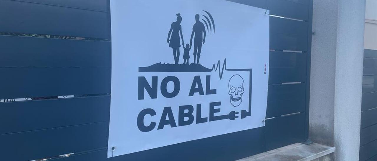 Uno de los carteles que empiezan a proliferar en Alcúdia en contra del proyecto eléctrico.
