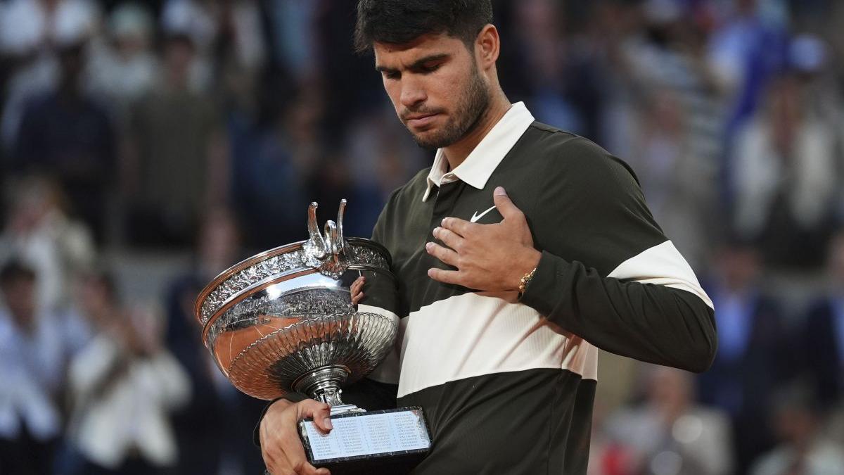 Alcaraz, con el trofeo de campeón de Roland Garros.