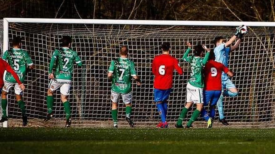 Rui, del Arenteiro, detiene el balón en el partido de ayer. // A. Iglesias