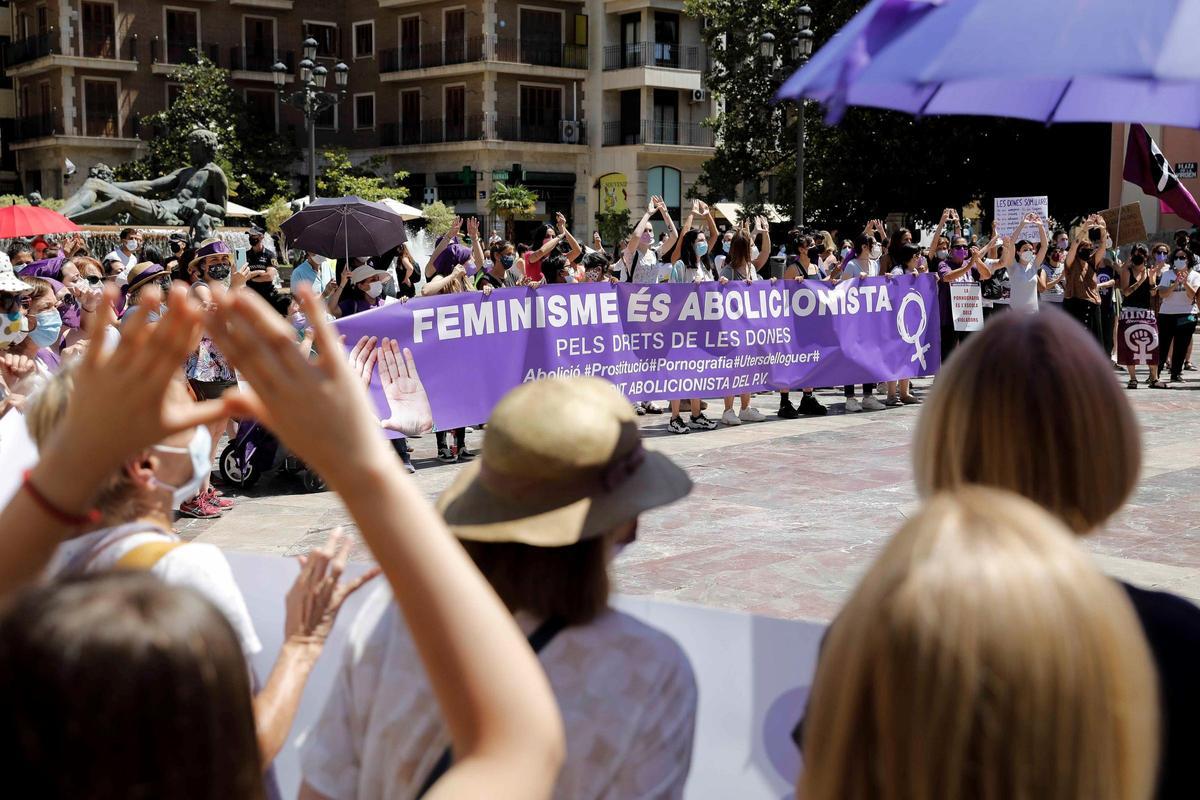 Colectivos feministas piden la dimisión de Irene Montero en varias ...