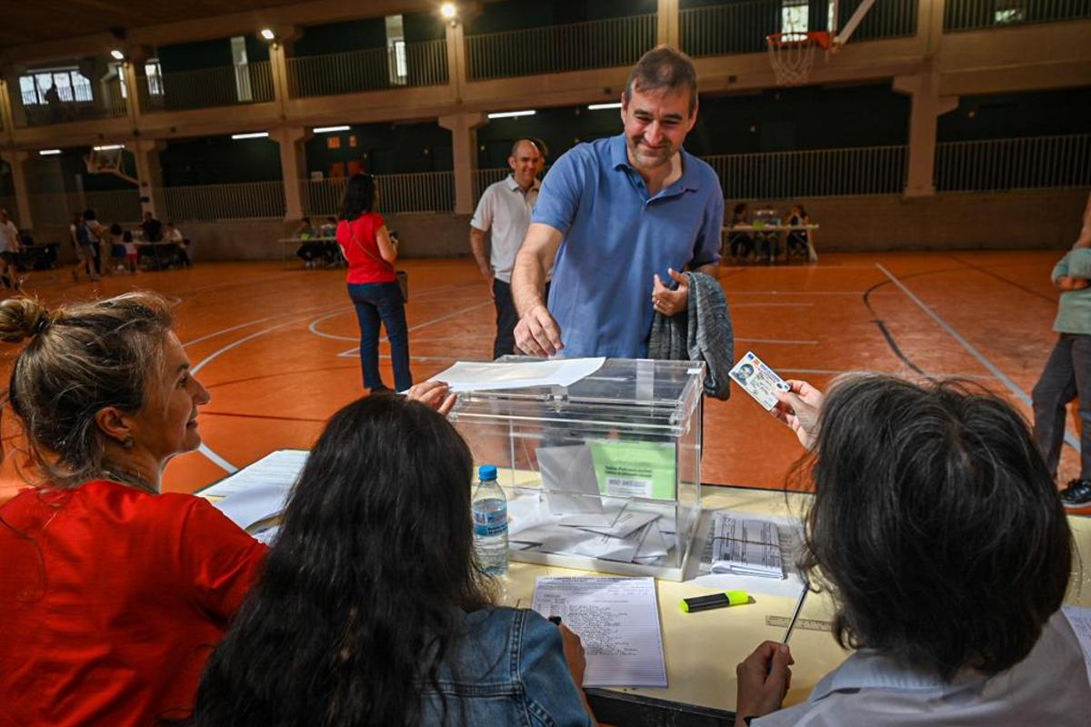 Votaciones en la escuela Grèvol de Barcelona, en el barrio del Front Marítim.
