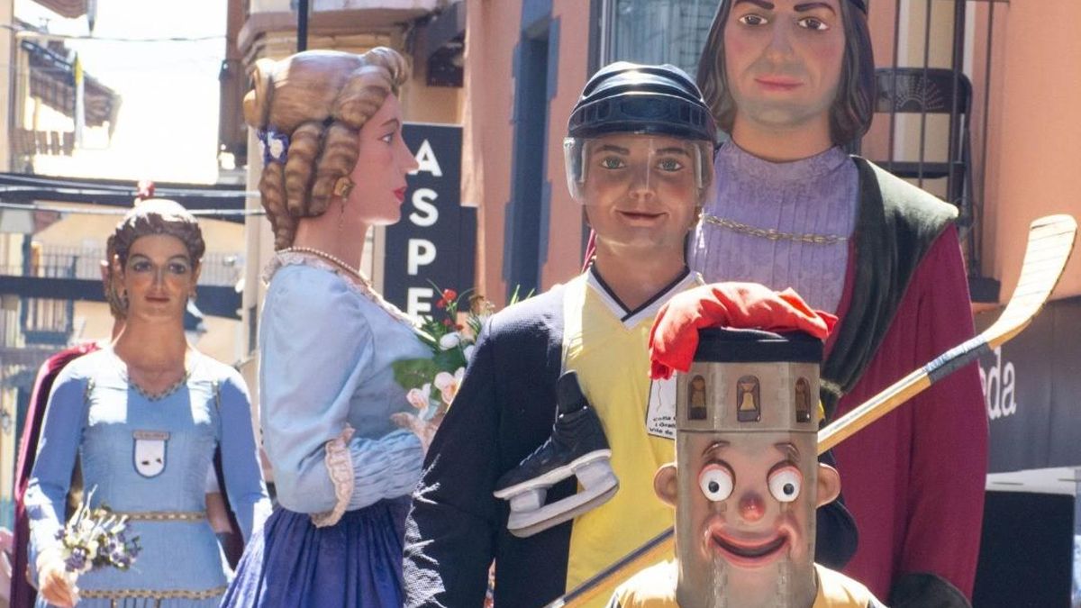 Els gegants de Puigcerdà desfilen pel carrer Major