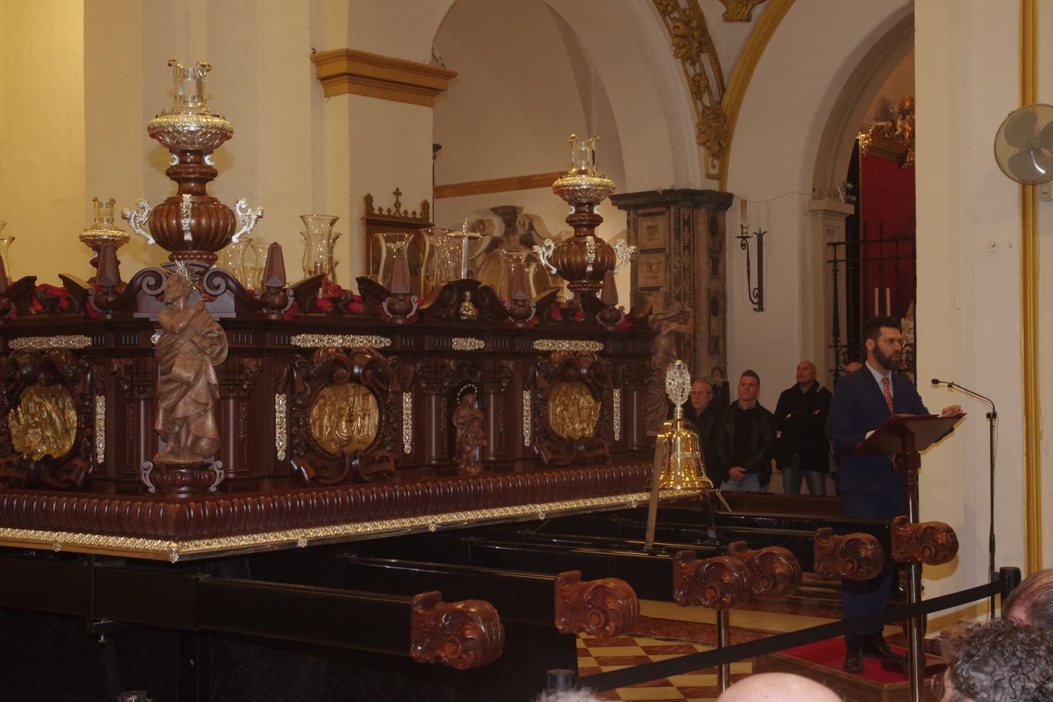 Dolores del Puente presenta el nuevo trono del Cristo del Perdón