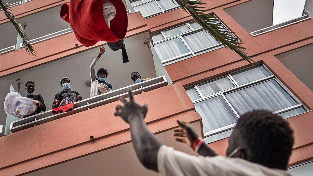 Migrantes que dicen ser menores y que han estado alojados en el hotel Concordia del Puerto de la Cruz.