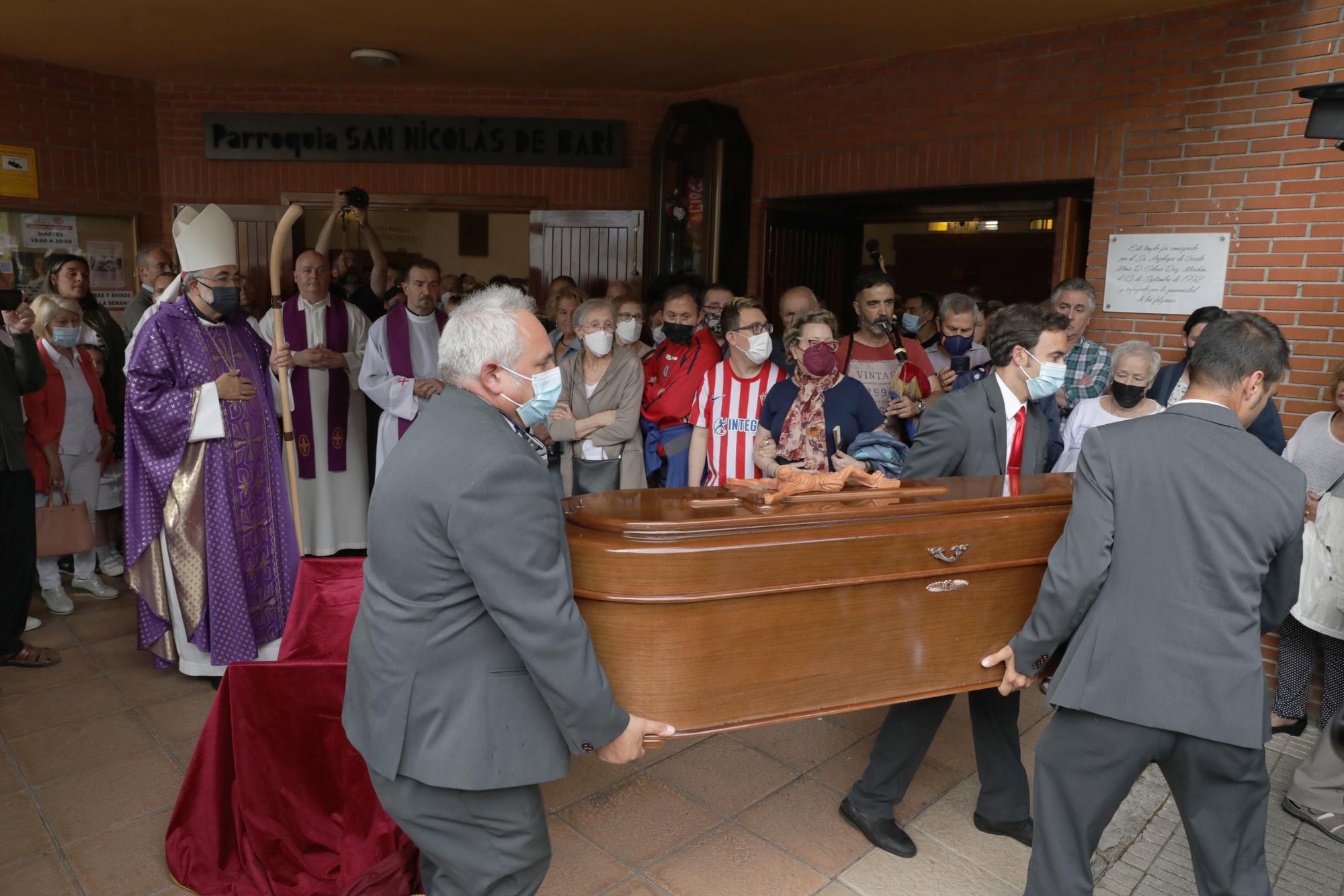 En imágenes: así fue el emotivo último adiós a Fernando Fueyo, cura del Sporting