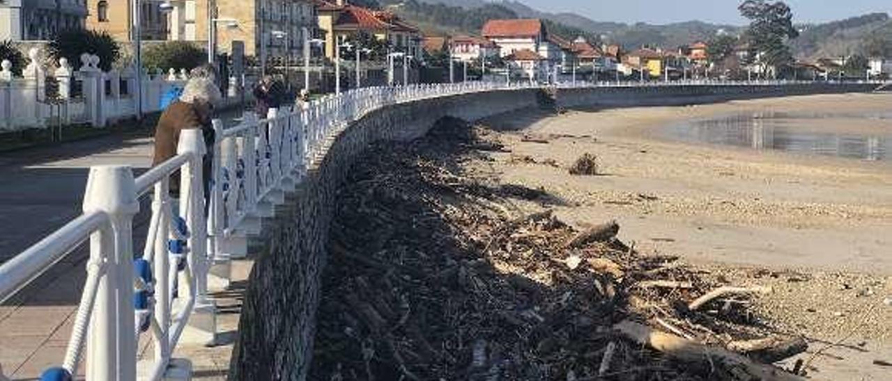 Vecinos ayer en Santa Marina.