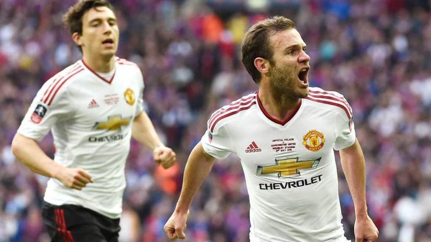 Juan Mata celebra el gol que daba el empate al United.