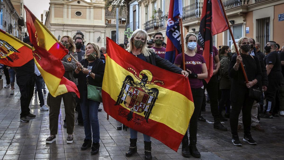 Un momento de la marcha convocada por el partido de extrema derecha España 2000 en el barrio de Benimaclet de Valencia