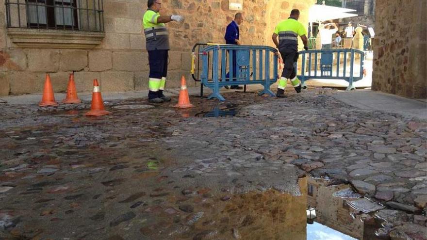 Vacían el aljibe del centro de divulgación de Semana Santa de Cáceres