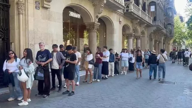 Colas en Barcelona por la nueva colección de Bad Bunny con Zara