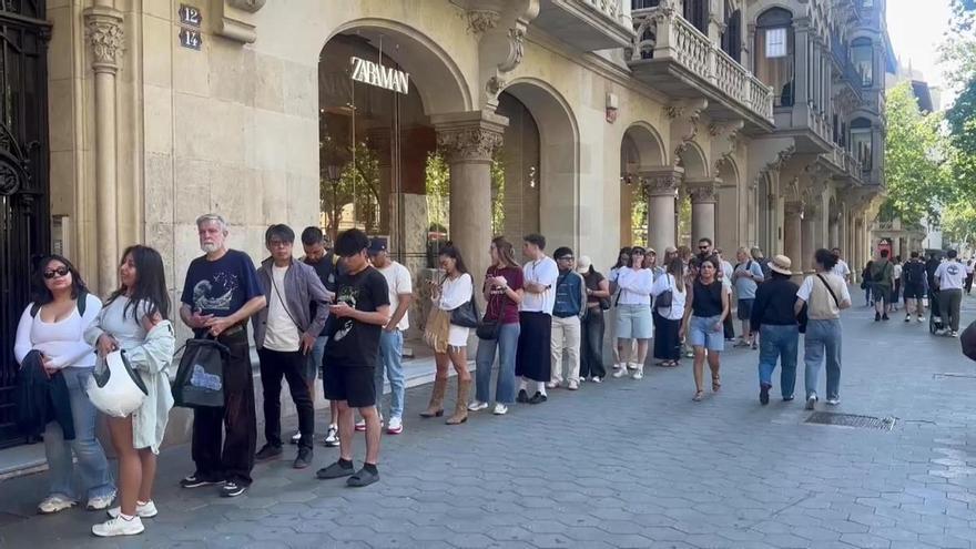 Colas en Barcelona por la nueva colección de Bad Bunny con Zara
