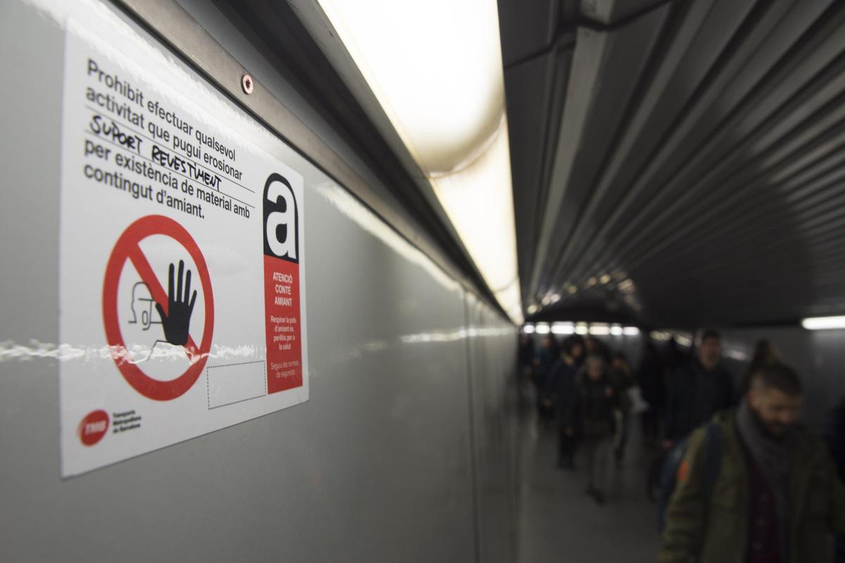 Cartel, en la estación de Plaça Catalunya, anunciando la presencia de amianto en la infraestructura