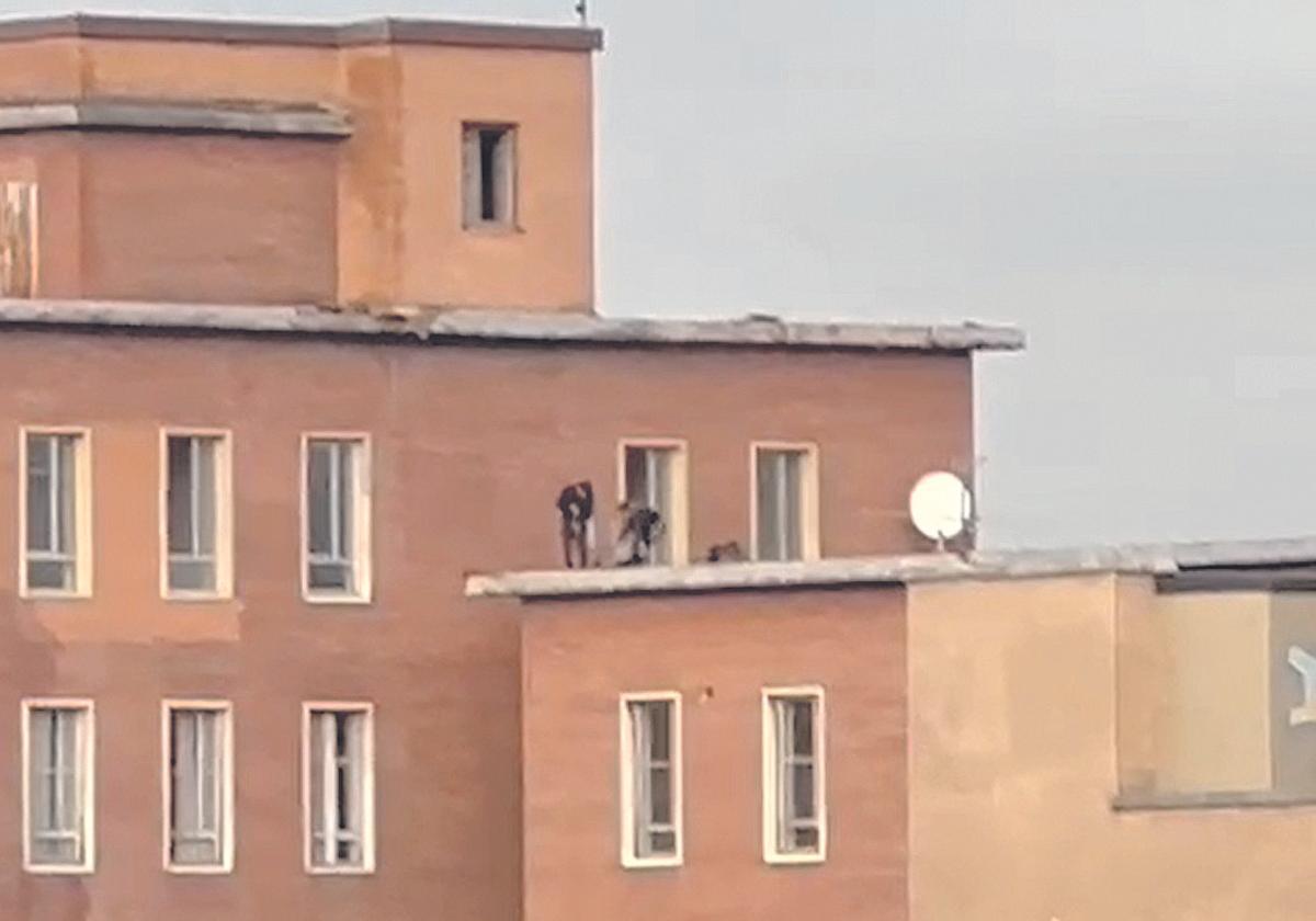 Las dos personas captadas ayer por la tarde sobre la azotea del viejo hospital del Cristo.