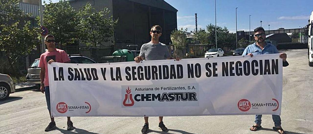 Representantes de los trabajadores, ayer, tras una pancarta reivindicativa.