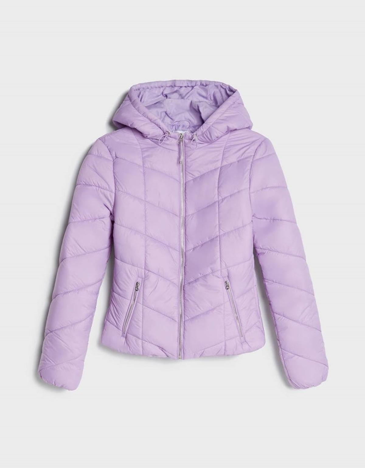 Cazadora morada de Bershka (Precio: 12,99 euros)