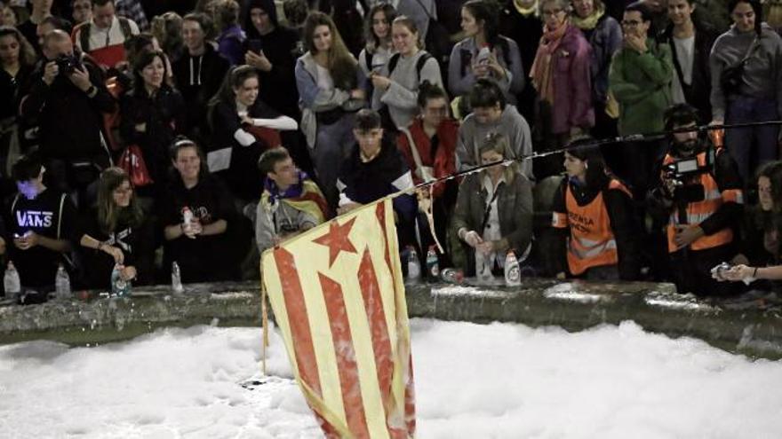 Acción reivindicativa de los CDR, que llenan de lavavajillas la fuente de la Plaza de España de Barcelona