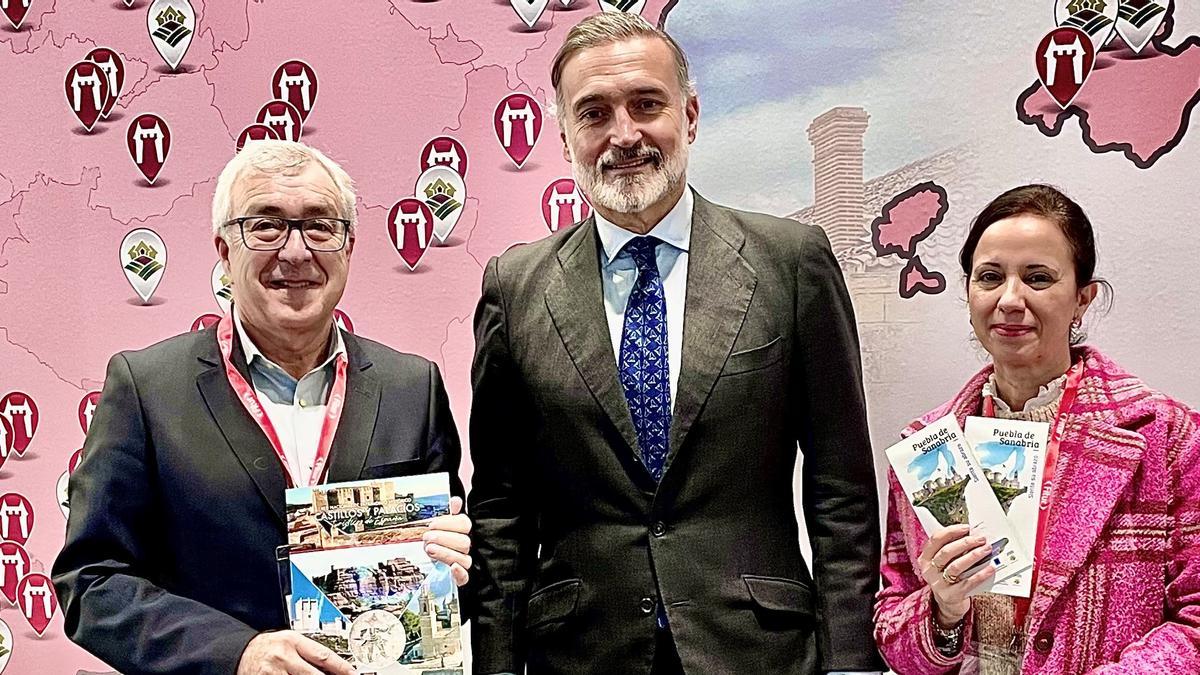 El alcalde de Puebla con el presidente de la Red Nacional de Castillos y la responsable de la Oficina de Turismo de Puebla