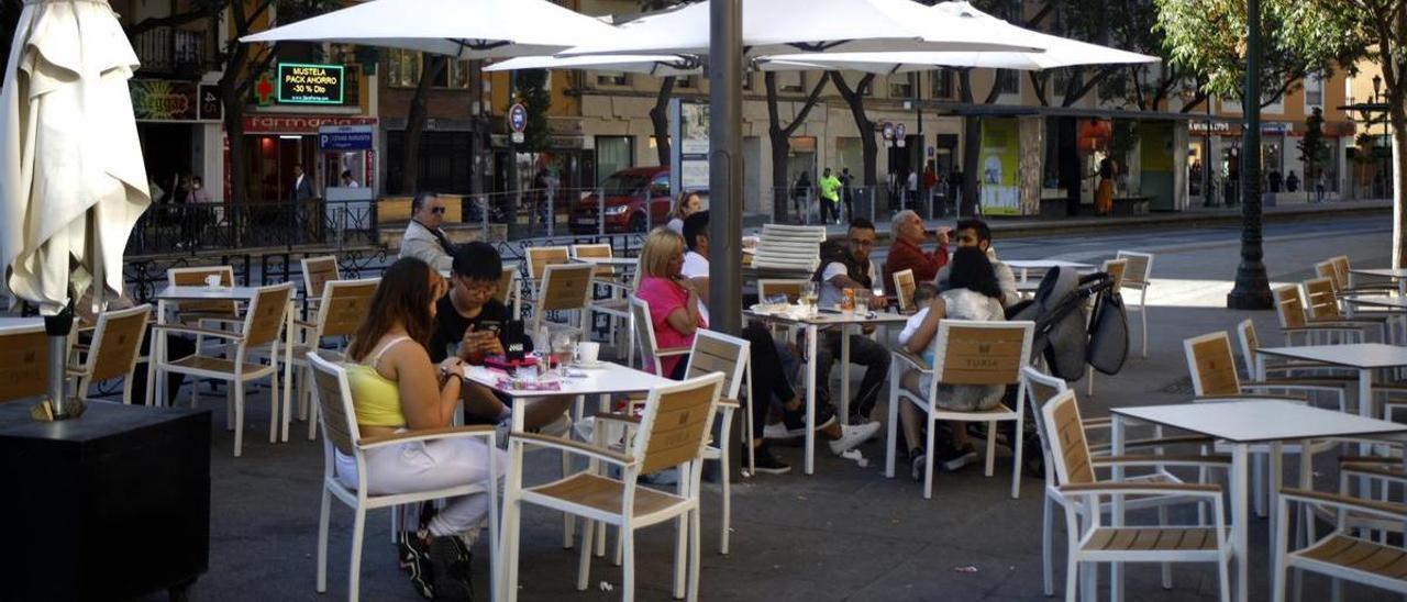 Varias personas toman algo en una terraza de Zaragoza, esta semana.