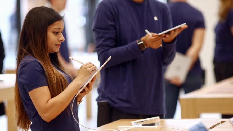 Una empleada de una tienda de Apple en Londres.